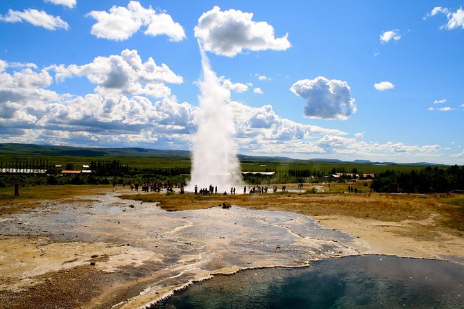 Golden Circle Day Trip with Fridheimar Greenhouse visit from Reykjavik - Strokkur and Geysir: a short wait for a big burst