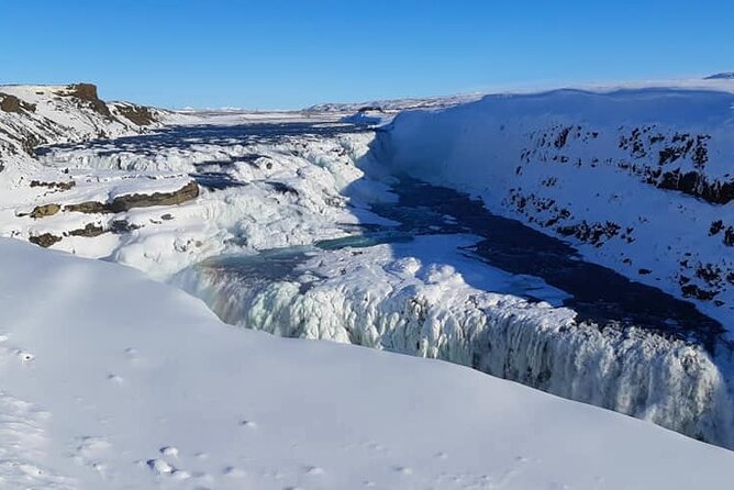 Golden Circle, Kerid Crater & Geothermal Lagoon -Small Group Tour - Geysir and Strokkur: wait for the burst
