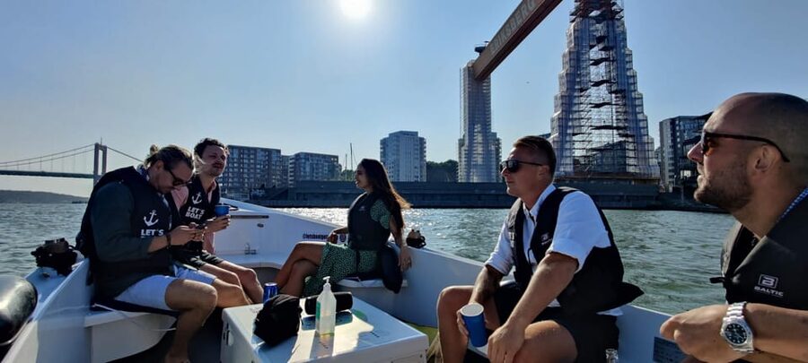 Gothenburg city center: Electric selfdrive boat tour - How the self-drive setup works