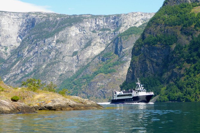 Guided Fjord & Glacier Tour - From BERGEN - Bøyabreen puts you close to a glacier tongue