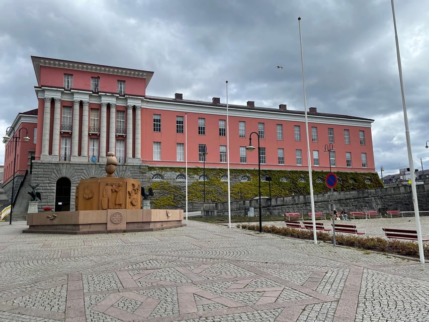 Haugesund: Guided Scenic Minibus tour of Haugesund - Harald Fairhair and the National Monument