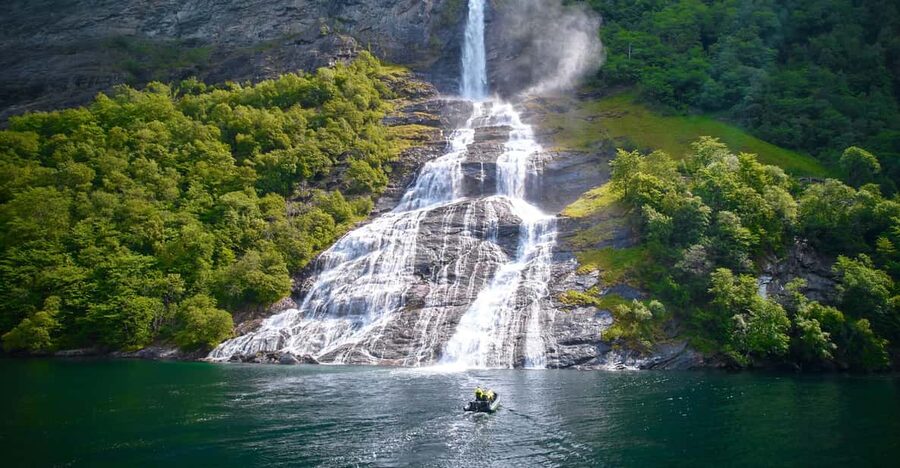 Hellesylt: Guided Geirangerfjord Boat Tour - From Bonseye to the fjord