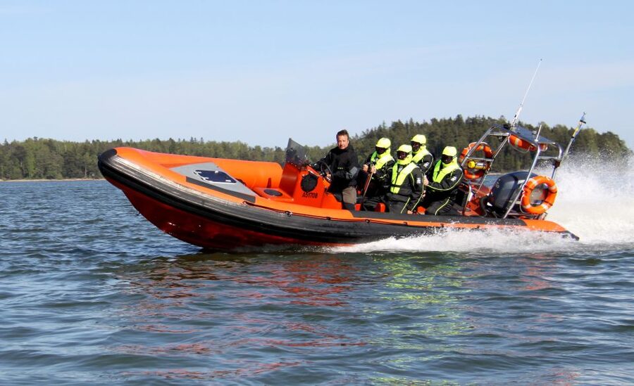 Helsinki: Archipelago RIB Boat Tour with BBQ Lunch and Sauna - Leaving Helsinki by red RIB boat