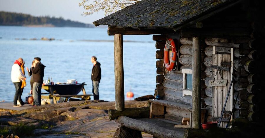 Helsinki: Archipelago RIB Boat Tour with BBQ Lunch and Sauna - Lunch by the water, with Finnish flavors