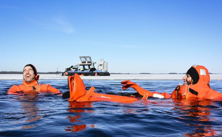 Helsinki: Arctic Ice Experience with Lunch - Hovercraft or ice-breaking boat