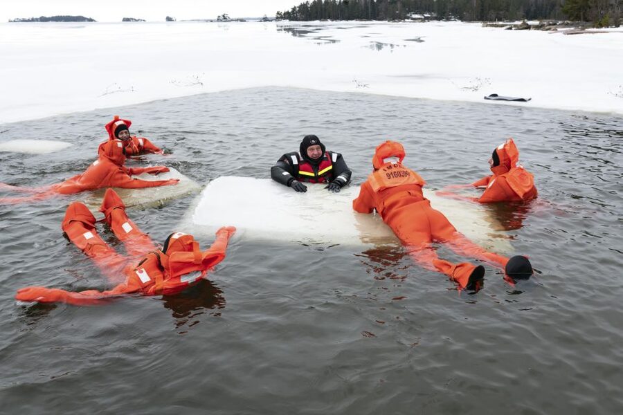 Helsinki: Floating Experience in a Survival Suit - Ice conditions: walking on the frozen Baltic Sea