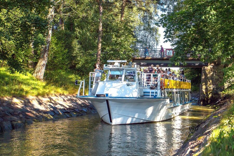 Helsinki: Sightseeing Canal Cruise with Audio Commentary - Food, seating, and onboard comfort