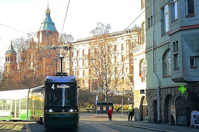 Helsinki tram tour with a city planner - Design and the main boulevard connect old and new