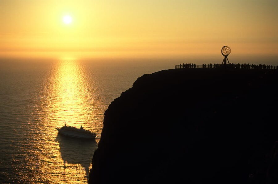 Honningsvåg: North Cape Summer Tour with Sami Family Visit - Language, vehicle, and guiding