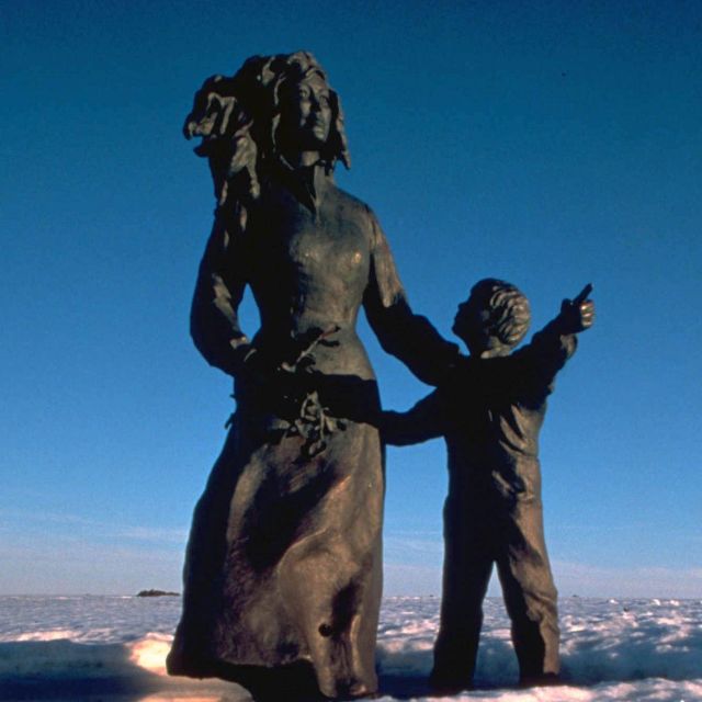 Honningsvåg: North Cape Winter Excursion with Entry Ticket - The North Cape cliff and the famous photo stop
