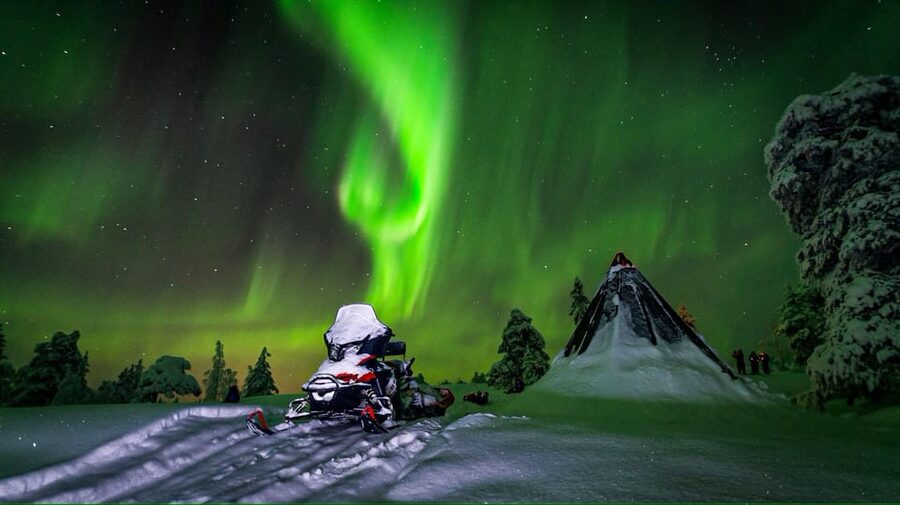 Inari: Northern Lights Hunt Snowmobile Safari - The forest hut, fire, and hot berry drinks