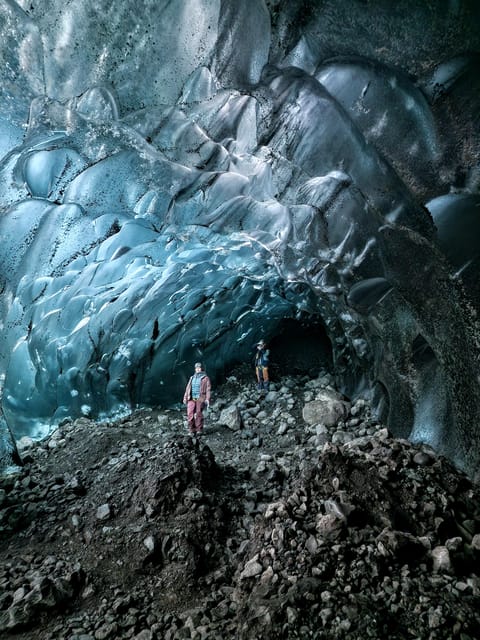 Jökulsárlón: Blue Ice Cave Tour and Glacier Walk - Returning across the glacier