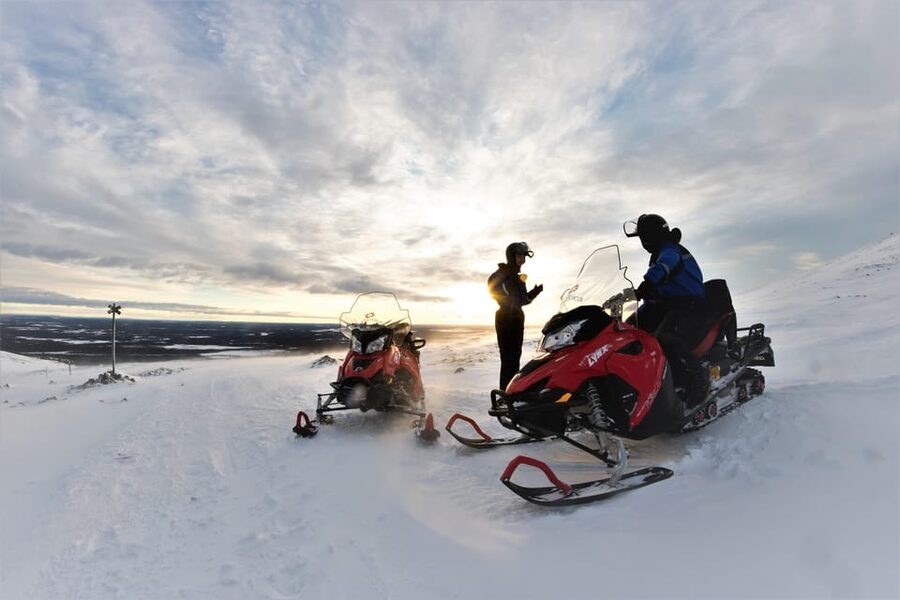 King of Ylläs: Snowmobiling to the Hill - Guide style and safety expectations
