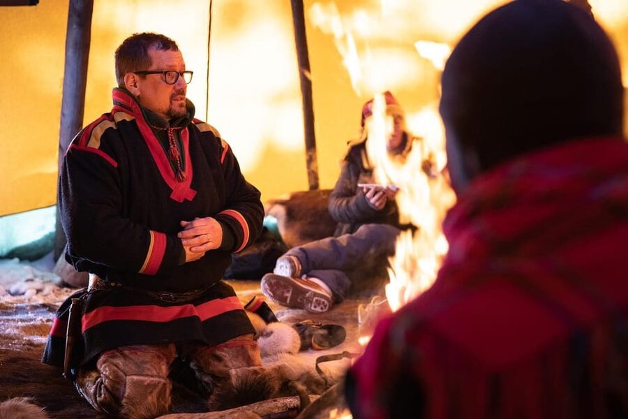 KIRUNA: Sami Reindeer Experience - Learning the lasso and skiing the Sami way