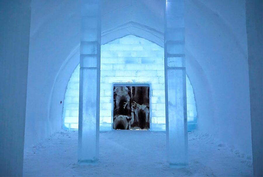 Kiruna: Tour of Icehotel and Jukkasjärvi - Entering the Icehotel’s Rooms of Snow and Ice