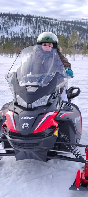 Lapland: Private Snowmobile Safari with arctic Local Guide - Learning to drive before entering the forest