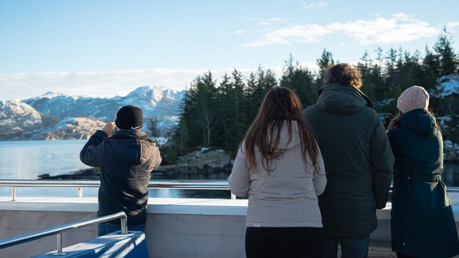 Lysefjorden cruise & Preikestolen guided hike - winter - Setting out from Stavanger by boat