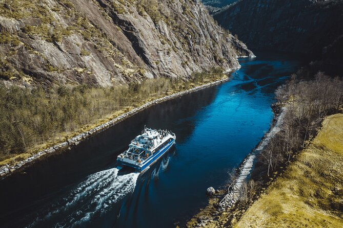 Mostraumen Fjord Cruise - Seating, deck time, and food on board