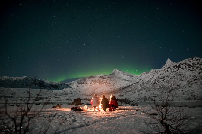 Northern Lights tour - All inclusive - Northern Horizon - A bonfire, reindeer sausage, and hot chocolate