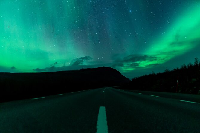 Northern Lights Tour from Kiruna to Abisko with Dinner - Professional photos and camera help