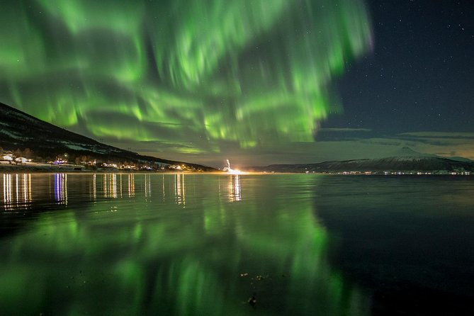 Northern Lights Tour from Tromsø - Waiting beside the fire