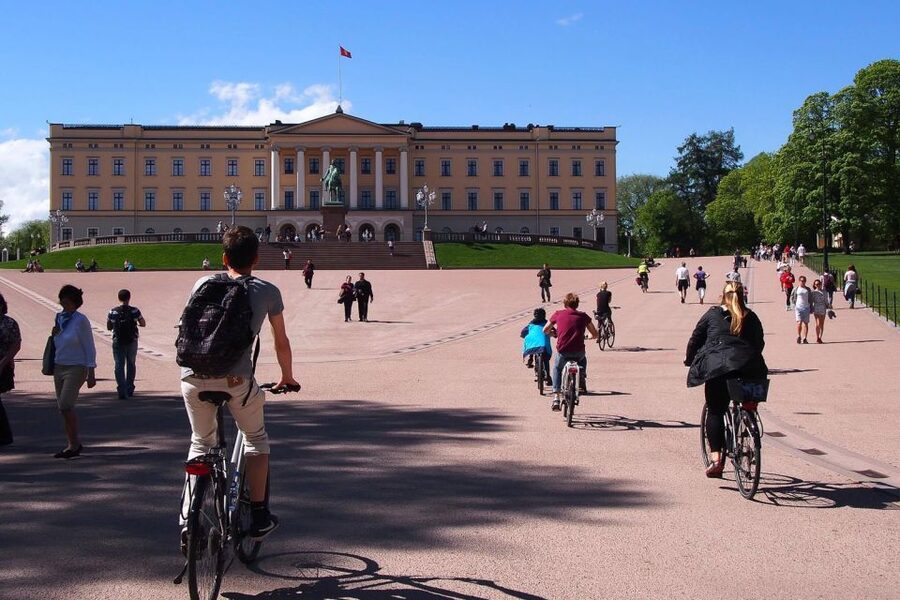 Oslo: 3-Hour Highlights Bike Tour - From Nedre Slottsgate to the Oslo Waterfront