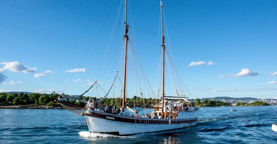 Oslo: Best of Oslo Walking Tour & Fjords Sightseeing Cruise - Starting at the University Aula on Karl Johan Street