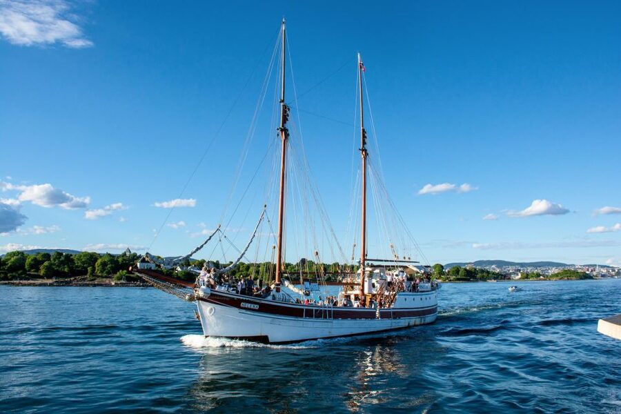 Oslo: Best of Oslo Walking Tour & Fjords Sightseeing Cruise - Christiania and the changing name of Oslo
