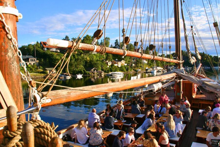 Oslo: Best of Oslo Walking Tour & Fjords Sightseeing Cruise - Hovedøya, Dyna Lighthouse, and the open water