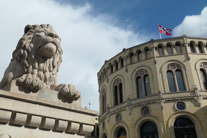 Oslo City Walks - In the Heart of Oslo - The Royal Palace from outside