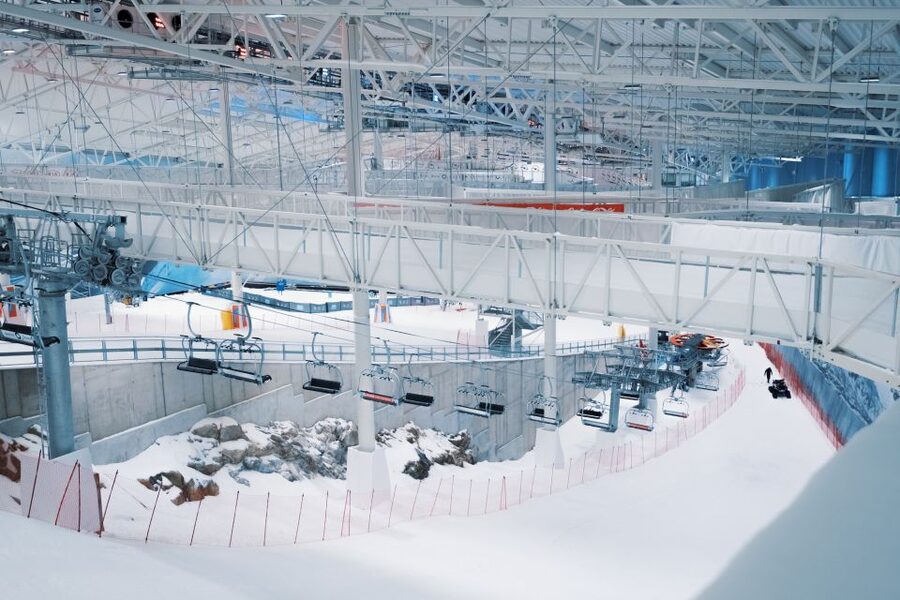 Oslo: Day Pass for Downhill Skiing at SNØ Ski Dome - Food, coffee, and a view of the slopes
