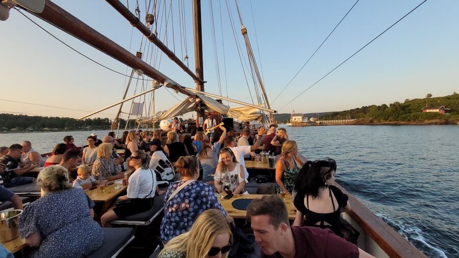 Oslo Fjord Evening Live Rock music cruise with Shrimp buffet - What the three hours feel like