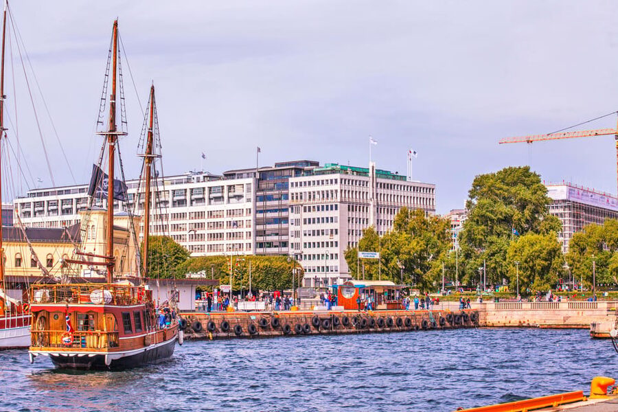 Oslo: Fjord Mini Cruise by Wooden Sailing Ship - Finding the boat at Oslo City Hall