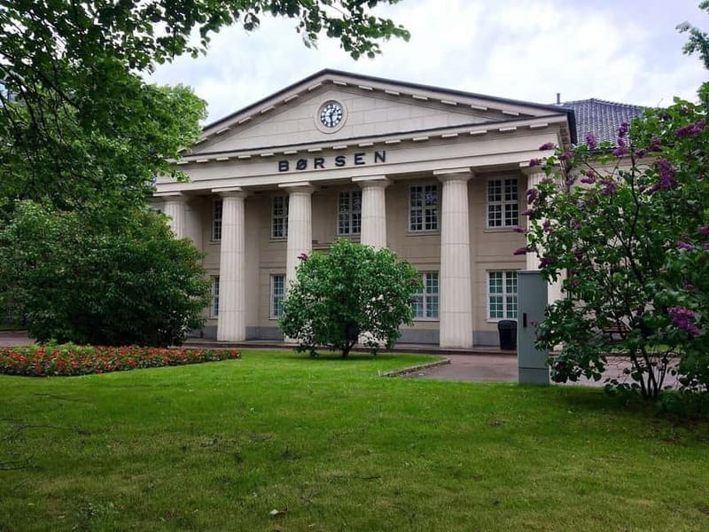 Oslo: Guided Walking Tour of Central Oslo - National Theater and Karl Johans Gate