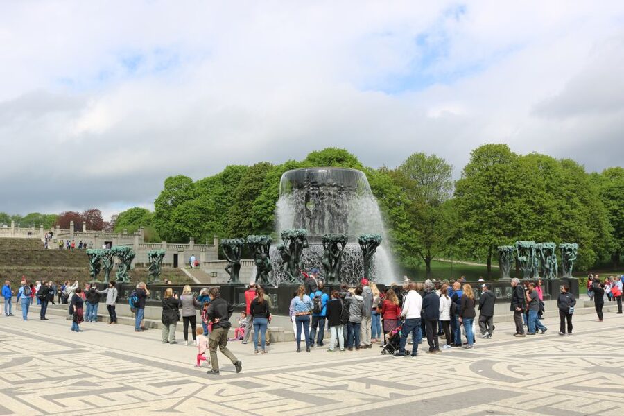 Oslo: Sightseeing with Holmenkollen Ski Jump & Vigeland Park - Walking through Vigeland Sculpture Park