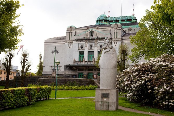 PRIVATE TOUR: Bergen city sightseeing, 3 hours - The guides and the human side of the tour