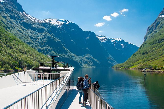 Private tour - Viking Village, Nærøyfjord Cruise and Flåm Railway - Tvindefossen: a short stop with a big waterfall