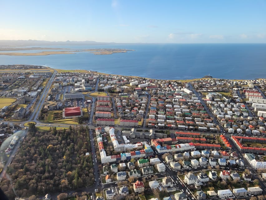 Reykjavik: 45-Minute Volcano Sightseeing Helicopter Tour - The return over Bessastaðir