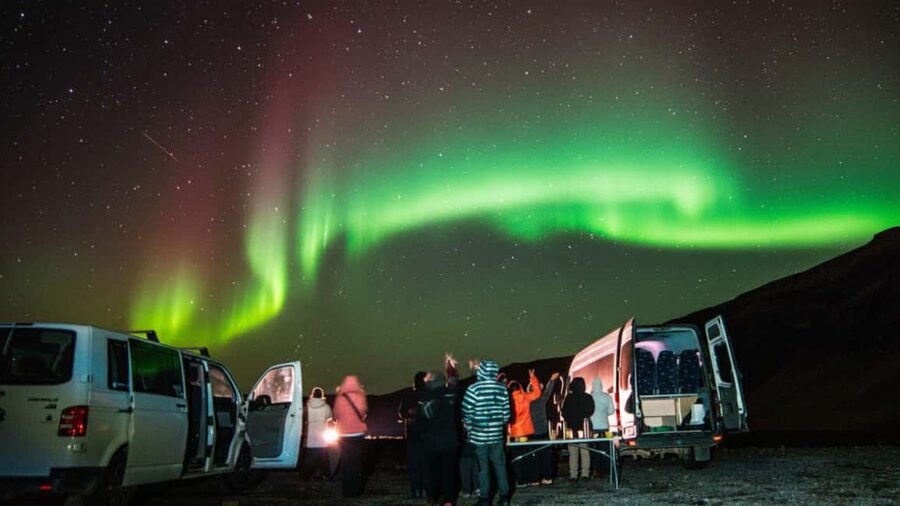 Reykjavík: 4x4 Minibus Northern Lights with Photo and Cocoa - Key points at a glance