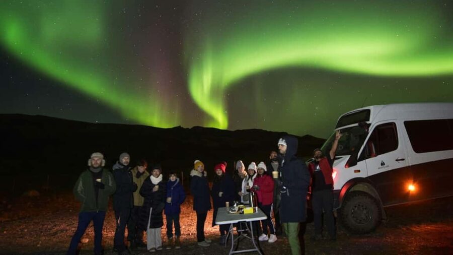 Reykjavík: 4x4 Minibus Northern Lights with Photo and Cocoa - Searching instead of simply stopping