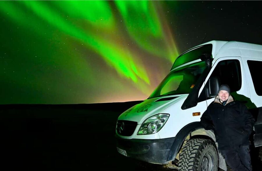 Reykjavík: 4x4 Minibus Northern Lights with Photo and Cocoa - Taking better Northern Lights photographs