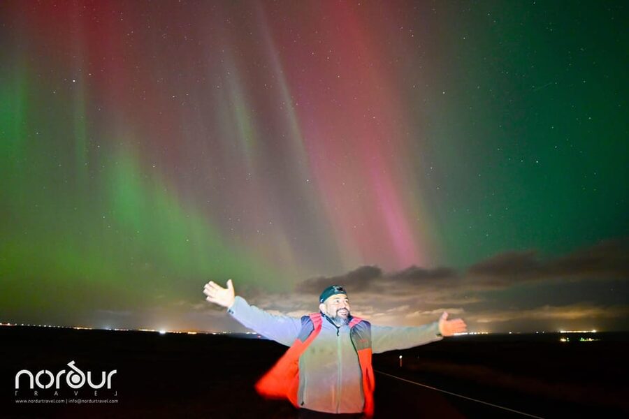 Reykjavík: 4x4 Minibus Northern Lights with Photo and Cocoa - The human side of the evening