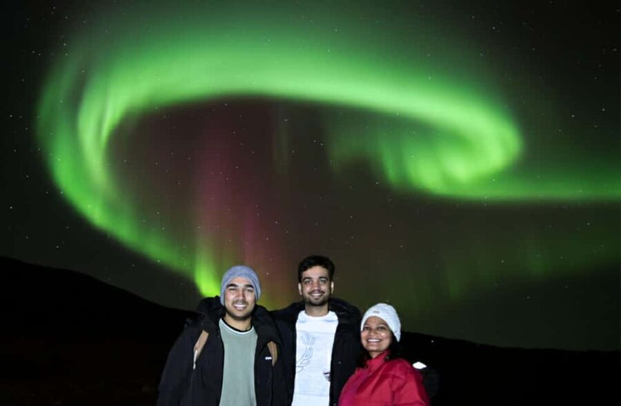 Reykjavík: 4x4 Minibus Northern Lights with Photo and Cocoa - Why the 4x4 minibus matters