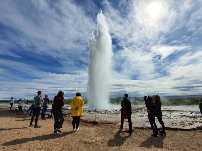 Reykjavík: Golden Circle, 2 Geysers & Geothermal Bakery Tour - What the small bus adds