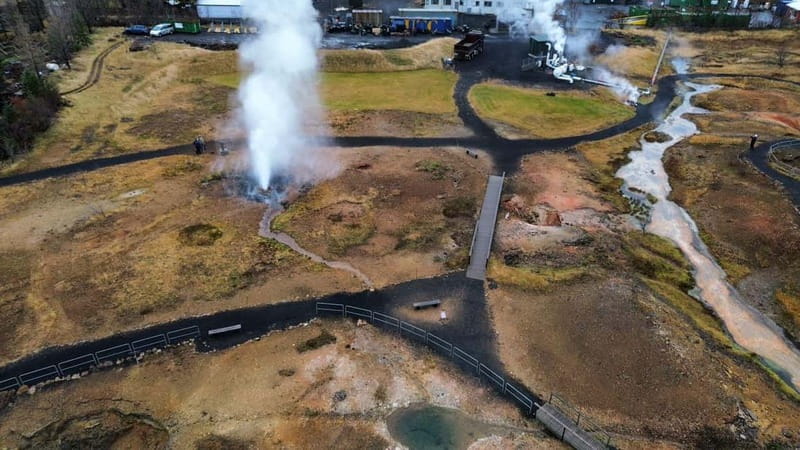 Reykjavík: Golden Circle, 2 Geysers & Geothermal Bakery Tour - Kerið Crater, a quick look into volcanic Iceland