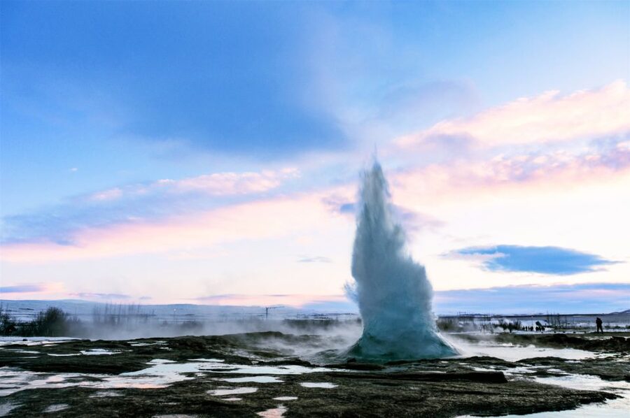 Reykjavik: Golden Circle Full-Day Tour with Kerid Crater - Guides, weather, and how to make the bus day better
