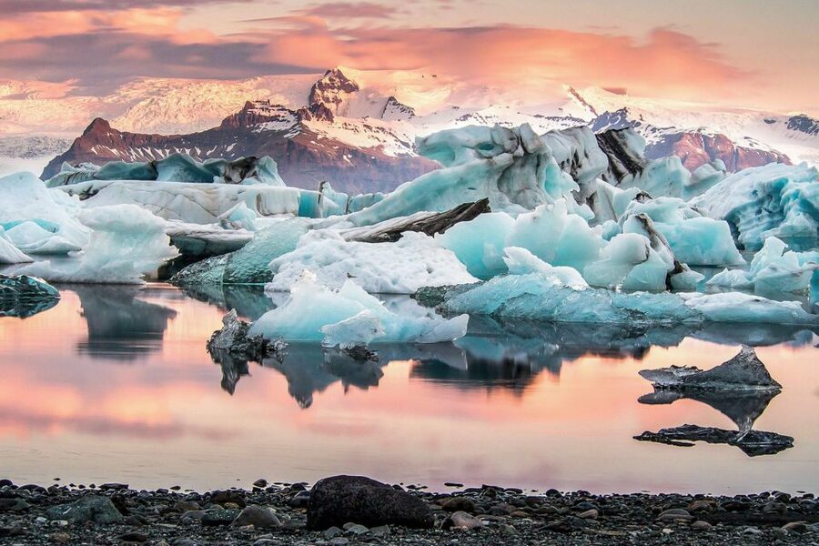 Reykjavik: Jokulsarlon Glacier Lagoon Full-Day Guided Trip - Vík: a southern village and the evening meal stop