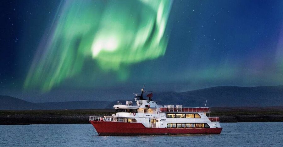 Reykjavík: Northern Lights Cruise - The Imagine Peace Tower from October through December