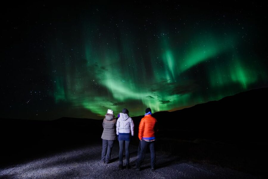 Reykjavík: Northern Lights Minibus Tour with Photos - Practical tips for a better night