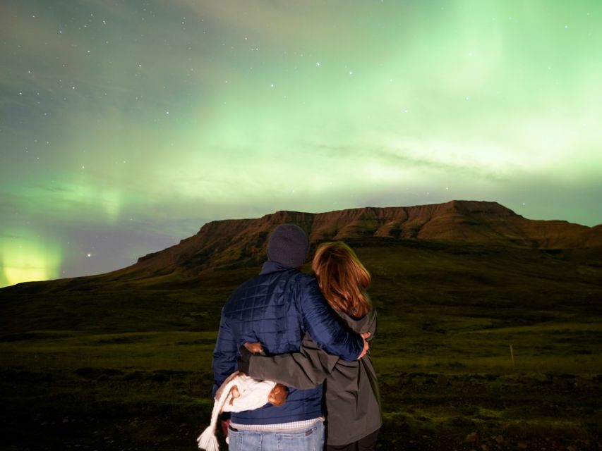 Reykjavik: Northern Lights Tour w/Pro Photos - Small Group - Who should book this tour